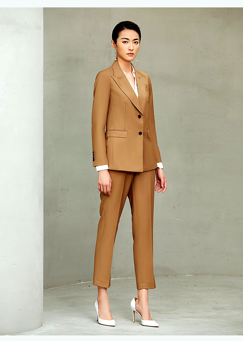 女西服套裝時(shí)尚款模特展示