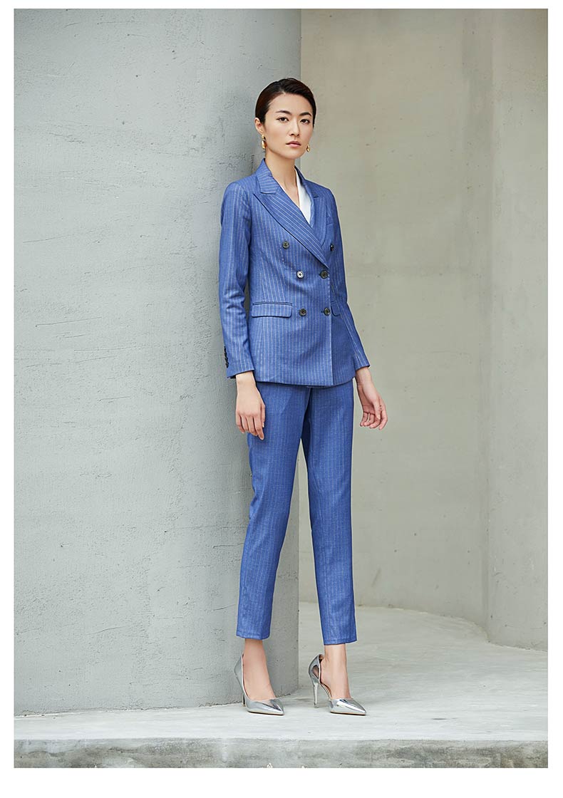 女士藍色條紋西服定制模特展示圖3