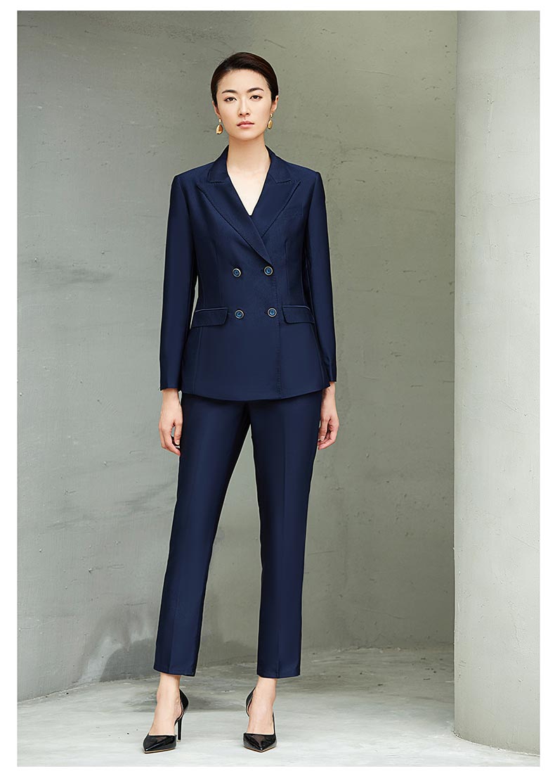 女士藍色雙排扣職業西服模特展示圖3