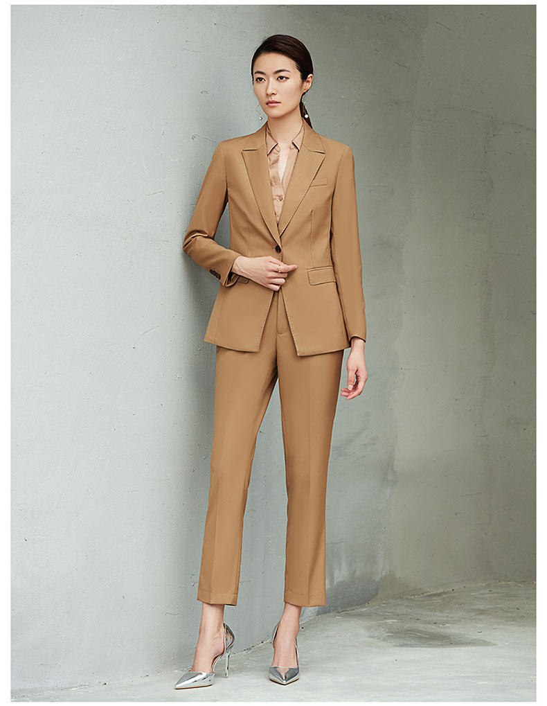 女士卡其色職業西裝定做款式模特展示圖4